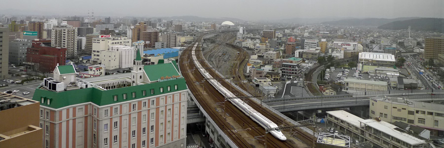 窓から見る街並みと新幹線