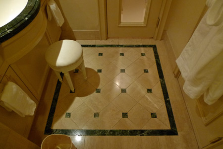 バスルーム床の大理石パターン