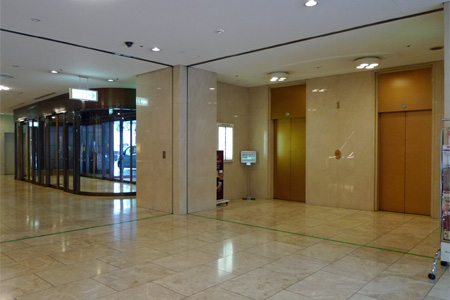 1階エレベータホール