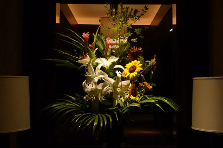 エレベータホールの花