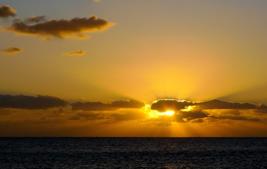 神々しい夜明けとワイルドな波 ～沖永良部島