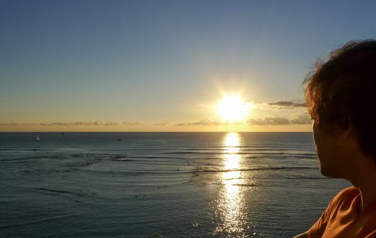 海に沈む太陽と月