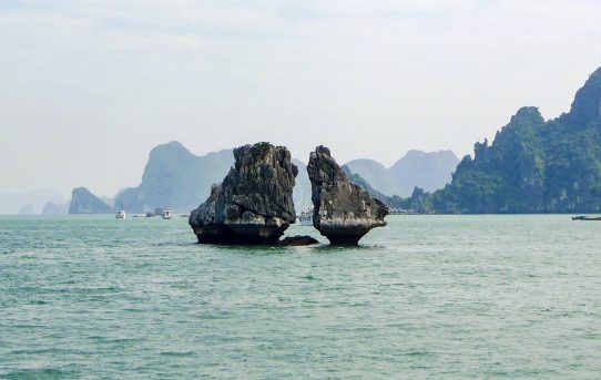 龍の下るところ ハロン湾 ベトナム