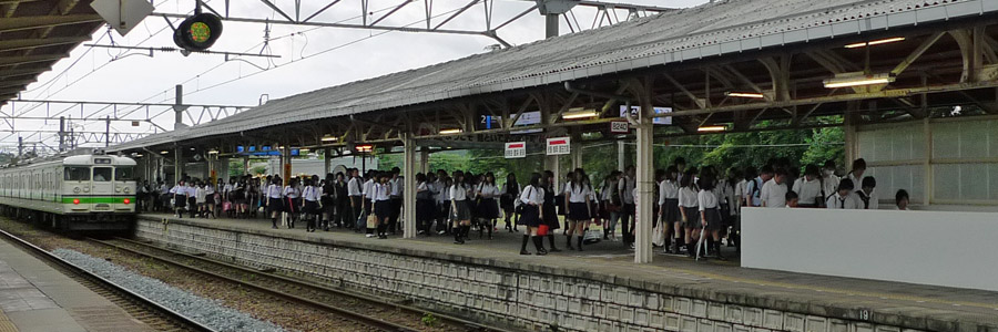 通学客で賑わう朝の村上駅