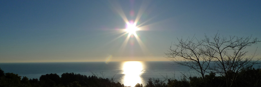 朝日輝く相模湾