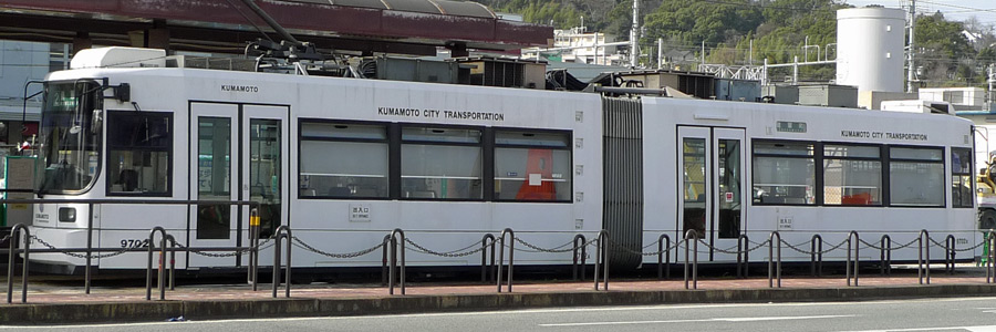 駅前に停車する路面電車