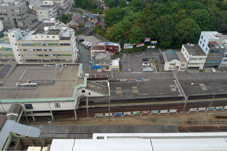 客室から津駅を見下ろす